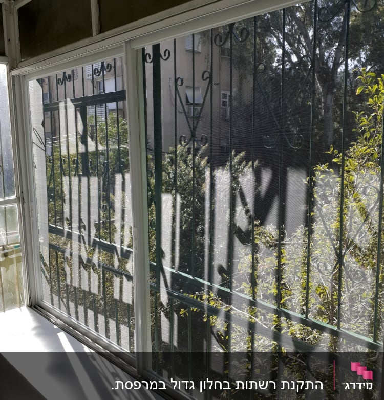 מסגרת אלומיניום לחלון עם זכוכית שקופה